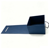 Boîte d'expédition pour chapeaux en carton rigide gris avec logo personnalisé en relief, poignée, fermeture magnétique recyclable, emballage personnalisable