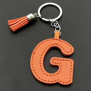 Porte-clés personnalisé en cuir PU avec 26 lettres de l'alphabet, lettres initiales en cuir colorées, porte-clés avec pompon pour la décoration de sacs et de clés - Product Image 5