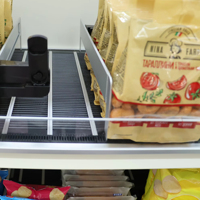 Poussoir de présentation pour produits frais et délicats dans les réfrigérateurs