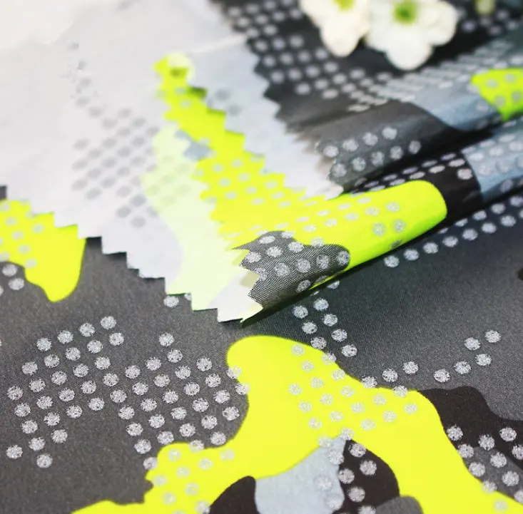Fluor zieren der wasserdichter 300T Pongee aus 100% Polyester mit reflektieren den Stoffen mit Tarnmuster für Sport bekleidung