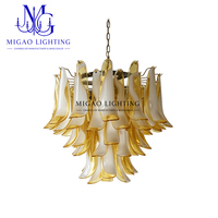 Lustre classique médiéval français, suspension en verre soufflé à la main, dégradé ambre-blanc, à pétales superposés et décalés, pour salon et salle à manger