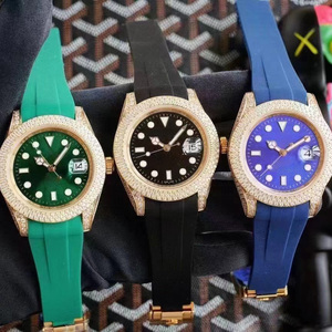 Reloj Deportivo Premium Totalmente Dorado con Microincrustaciones de Diamantes, Esfera Negra Clásica, Reloj de Buceo Automático con Función de Calendario - Product Image 6