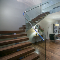 Escalier en bois composite à poutre simple, construction modulaire, hauteur personnalisée, balustrade intérieure, projet de villa