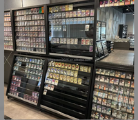 Vitrine d'exposition pour cartes de collection TCG Maxsen verrouillable à 2 niveaux, épaisseur 5 mm, avec éclairage LED, pré-assemblée, autoportante/sur comptoir, pour cartes gradées