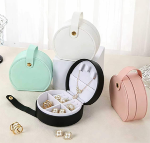 Boîte à bijoux de voyage en cuir PU demi-rond, petite boîte de rangement portable pour bijoux avec poignée pour accessoires féminins - Product Image 1