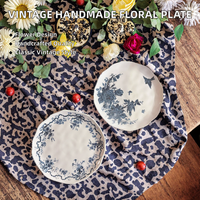 Assiette à dessert en céramique bleue à motifs floraux vintage avec bord festonné pour le thé de l'après-midi, la présentation de gâteaux et la décoration de table