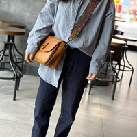 Tas Selempang Kulit Nabati Berlogo Kustom untuk Wanita, Tas Messenger Vintage dengan Tutup Lipat dan Tali Pengikat yang Dapat Disesuaikan untuk Perjalanan Sehari-hari
