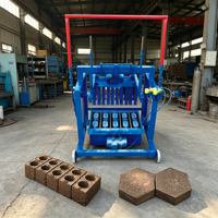 Machine de fabrication de briques sécurisée et sans combustion avec déflecteur de protection pour une production continue en atelier
