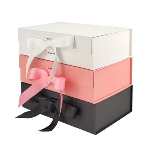 Venta al por mayor Logotipo de impresión personalizada San Valentín blanco negro oro rosa caja de papel grandes cajas de regalo con cierre magnético con asa de cinta - Product Image 2