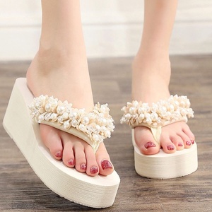Sandálias de cunha antiderrapante frisadas das mulheres flip-flops para desgaste exterior - Product Image 1