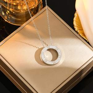 قلادة حلقية مسطحة من التيتانيوم والستيل مطلية بذهب وردي عيار 18 مع قلادة ماسية للنساء - Product Image 4