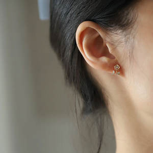 Boucles d'oreilles clous en argent sterling 925 avec fleur de rose en CZ magnifique de Silverbene - Product Image 4