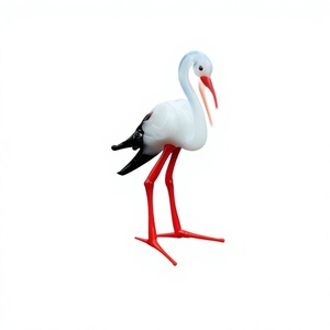 Figurine de cigogne blanche avec pattes et bec rouges, artisanale, ornement décoratif de Pâques, objet de collection, animal en verre artistique soufflé à la main de Murano - Product Image 1
