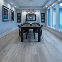 Suelos SPC de Tablones Anchos con Aspecto de Madera Refinado, Resistentes al Agua y Libres de Formaldehído, Ideales para una Vida Familiar Saludable y Moderna