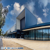 Structure en acier soudée pour arène de padel intérieure, gymnase polyvalent préfabriqué, design méditerranéen, haute résistance au vent 50
