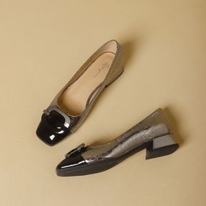 Escarpins Mary Jane pour femmes, luxueux et confortables, à talon moyen épais, avec boucles métalliques, bout carré et découpe basse - Product Image 6