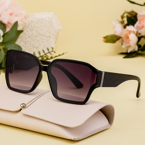 Gafas de sol con montura cuadrada de estilo europeo para mujer, protección UV400, lentes de PC negras, gafas de sol de clase 2, C1, negro brillante, doble gris - Product Image 4