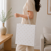 Sac cadeau en papier violet de luxe avec motif floral doré et poignée en corde de chanvre pour mariage et emballage de bijoux