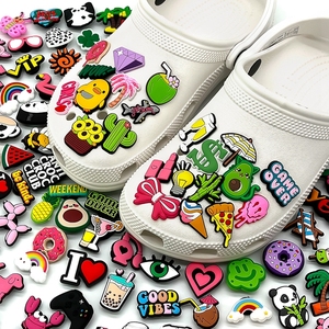 Funky PVC 2D scarpe charm cibo frutta frasi dei cartoni animati disegni alla rinfusa Anime animali scarpe decorazione per zoccoli all'ingrosso - Product Image 1