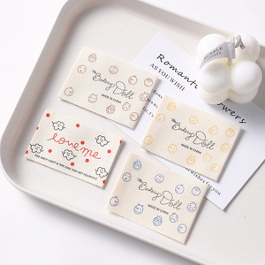 Etiquetas Rectangulares de PET Tejido al por Mayor para Ropa de Muñecas, Estilo Coreano, con Patrón de Sonrisa Dorada Impresa, Logotipo Personalizado, Color/Talla - Product Image 2