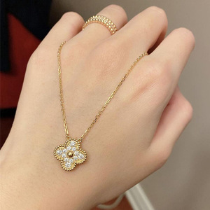 Collana con Ciondolo a Quadrifoglio per Donne, Catena Semplice ed Elegante per Uso Quotidiano, Accessorio Versatile per Outfit Casual e Regalo - Product Image 1