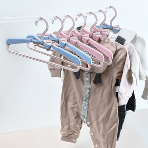 Vente en gros de supports pour vêtements de maison, cintres en plastique sans rail, <span class=keywords><strong>cintre</strong></span> extensible pour pantalons pour enfants, <span class=keywords><strong>cintre</strong></span> antidérapant pour bébé - Product Image 4