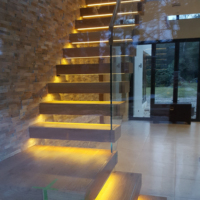 Design fantastique, porte-à-faux extérieur en acier solide, faisceau caché, marches en bois en forme de L, escalier flottant droit avec balustrade en verre
