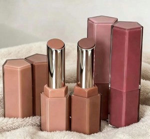 Le meilleur rouge à lèvres hydratant mat en velours de haute qualité de la marque de luxe, contenant des ingrédients minéraux. - Product Image 2