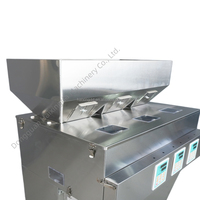 Machine de remplissage robuste à triple tête 5000g avec conception à triple trémie en acier inoxydable pour granulés, poudres et matériaux secs en vrac