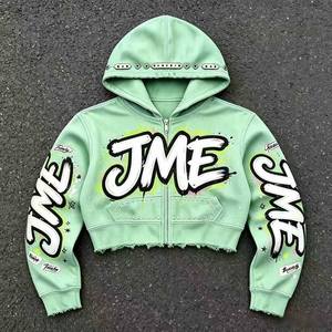 Chaqueta de Forro Polar Verde con Capucha y Cierre para Hombre, Estilo Corto con Decoración de Remaches y Estampado a Mano - Product Image 1
