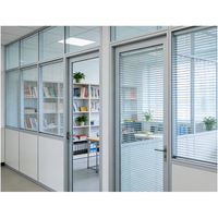 Cloison en aluminium de 100 mm avec stores intégrés, design moderne, durable, insonorisation 45 dB, écologique, pour bureaux commerciaux et entrepôts