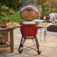 Barbecue au charbon de bois Kamado en céramique de 22 pouces en forme d'œuf avec tables latérales en bambou, couvercle à charnières et thermomètre intégré pour patio