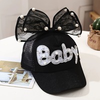 Gorra de béisbol de malla para niñas, con lazo, perlas decorativas y letras de lentejuelas, ajustable, para verano, venta al por mayor