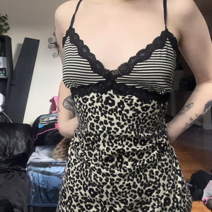 Camisole en tricot à imprimé léopard avec patchwork en dentelle, col en V, sans manches, coupe ajustée, style Y2K rétro, décontractée et polyvalente, haut d'été pour femme - Product Image 2