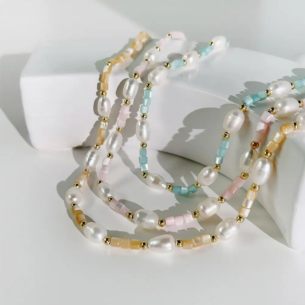 Collier en résine acrylique pour femmes, collier de perles et chaîne en or, collier de perles de créateur