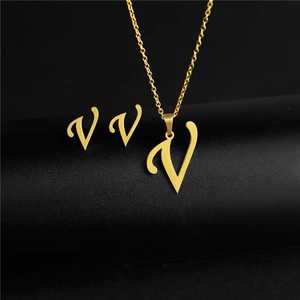 <span class=keywords><strong>Ensemble</strong></span> de bijoux initial lettre pendentif collier <span class=keywords><strong>et</strong></span> boucles d'oreilles <span class=keywords><strong>ensemble</strong></span> femmes filles plaqué or Alphabet boucles d'oreilles <span class=keywords><strong>ensemble</strong></span> de bijoux - Product Image 4