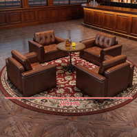 Fauteuil de club vintage européen capitonné avec clous décoratifs, table ronde et ensemble de tapis persan pour bar, bar à cigares, club, hôtel, personnalisable