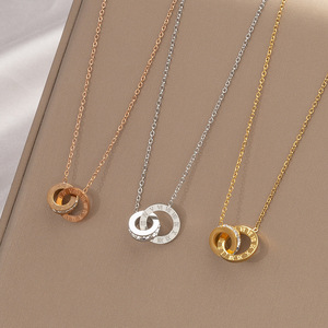 Collana Classica e Trendy con Doppio Cerchio Placcato Oro Vero e Diamanti, Pendente con Anelli Intrecciati in Acciaio al Titanio con Numeri Romani - Product Image 1