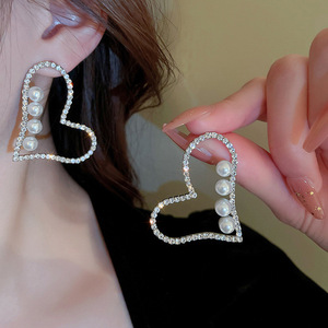 Orecchini a perno cavi a forma di cuore con perle per donna, gioielli creativi alla moda - Product Image 2