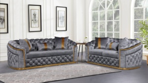 Divano Chesterfield in Velluto <span class=keywords><strong>Grigio</strong></span> 230 cm, Tre Posti con Lavorazione Trapuntata <span class=keywords><strong>e</strong></span> Dettagli Dorati, 2 Cuscini, Elegante <span class=keywords><strong>Arredamento</strong></span> per Soggiorno <span class=keywords><strong>e</strong></span> Appartamento - Product Image 2