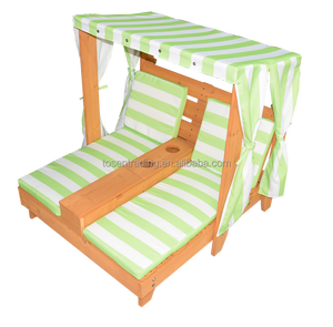 Chaise longue d'extérieur robuste pour tout-petits avec double auvent, coussins rayés et structure en bois – Parfaite pour jouer et se détendre dans la cour - Product Image 3