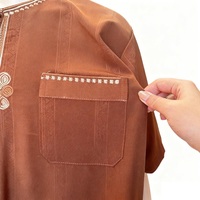 2026 Koshibo Qamis pour homme, Robe arabe, Kaftan, style Saoudien Dubaï, pour la mosquée et les occasions, à manches courtes, respirant, léger, brodé