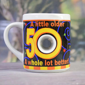 Mug à bière et à vin pour 50e anniversaire - Tasse en porcelaine classique avec un design sur le thème 'Un peu plus vieux, beaucoup plus meilleur' - Product Image 2