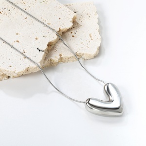 Nouveauté, collier avec pendentif en forme de cœur lisse en acier inoxydable personnalisé, plaqué or 18 carats, imperméable, ne se décolore pas, pour femmes - Product Image 6
