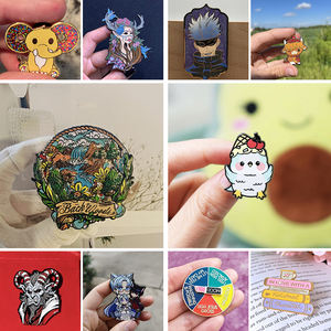 Venta directa de fábrica Anime lindo chapado en oro suave sombrero solapa Pin Metal duro coche insignia esmalte Pin regalo personalizado - Product Image 4