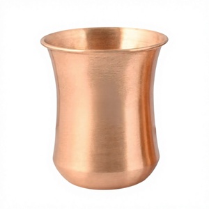 Elegante Vaso de Cobre con Silueta Curva, Acabado Liso, Hecho a Mano, Vajilla India Distintiva para Servir Agua Diariamente - Product Image 2