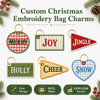 Breloques personnalisées pour sacs fourre-tout de Noël, porte-clés brodés de fêtes, décorations personnalisées pour sapins de Noël, étiquettes en tissu, vente en gros