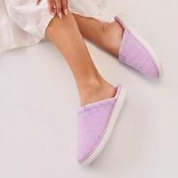 Pantoufles d'intérieur douces en peluche pour femmes avec logo brodé personnalisé, étiquette tissée, semelle antidérapante, en tissu éponge, pantoufles moelleuses pour la maison, vente en gros