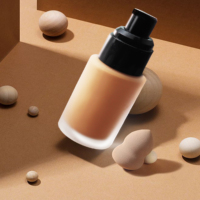 Fond de teint liquide mat longue tenue, couvrant et waterproof pour peaux foncées avec protection solaire