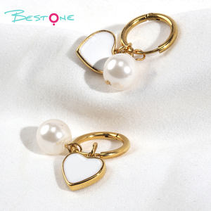 Mini bonitos pendientes de oro de 18 quilates de acero inoxidable a la moda, abalorios de perlas de corazón blanco, pendientes Huggie para niñas listos para enviar - Product Image 3